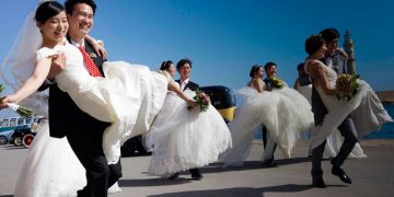 Κρητικό γλέντι και γαμοπίλαφο για 16 ζευγάρια από την Κίνα. Βίντεο