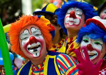 O Άθλιος θίασος των 300