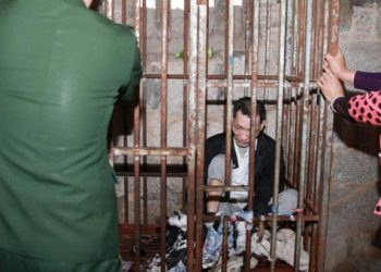 Σοκ: Κρατούσε κλειδωμένο σε κλουβί τον άρρωστο γιο της