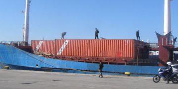 Θρίλερ με το γεμάτο όπλα πλοίο. Τι βρήκαν στα πρώτα κιβώτια