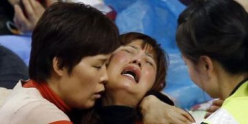 Σταύρωση χωρίς ανάσταση: Έπνιξαν τα παιδιά μας! Θρήνος των συγγενών για το ναυάγιο στην Κορέα