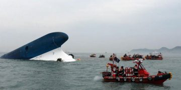 N. Κορέα: Θρήνος για τους 300 αγνοούμενους από το ναυάγιο