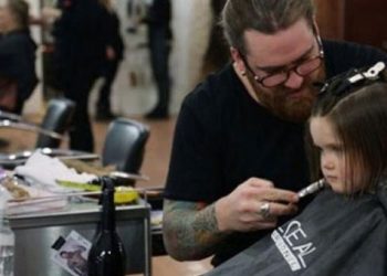 3χρονο κοριτσάκι κούρεψε τα μαλλιά του και τα χάρισε σε καρκινοπαθή παιδάκια! Βίντεο