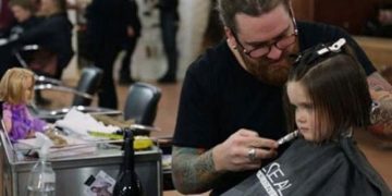 3χρονο κοριτσάκι κούρεψε τα μαλλιά του και τα χάρισε σε καρκινοπαθή παιδάκια! Βίντεο