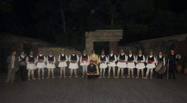 Θα αναβιώσει το δρώμενο των Μωμόγερων στο κέντρο της Αθήνας!