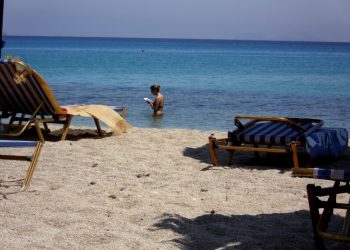 Προσοχή στις ξαπλώστρες! Δείτε τι έπαθε γυναίκα στην Κρήτη