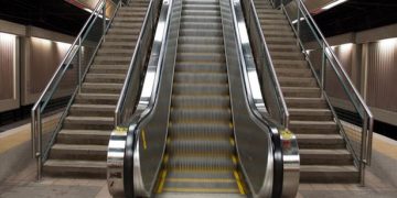 Τραγικός θάνατος: Το φουλάρι της πιάστηκε στις κυλιομένες και πνίγηκε