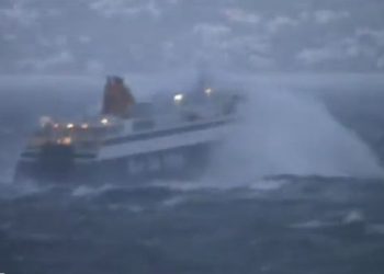 Κύματα «καταπίνουν» το Blue Star Ithaki! Εντυπωσιακό βίντεο