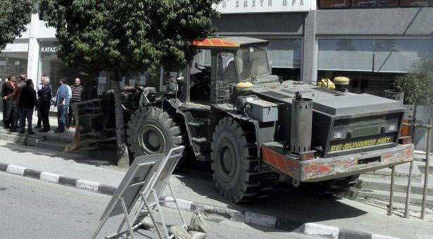 Κύπρος: Πήγε με τον εκσκαφέα στην τράπεζα!