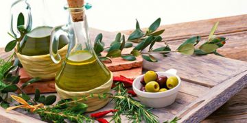 Bloomberg: Έξοδος από την κρίση με λάδι, μέλι και αυγοτάραχο
