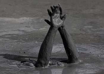 Θαμμένοι κάτω από τόνους λάσπης για 20 λεπτά