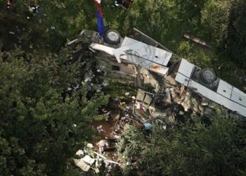 Βουτιά θανάτου στην Ιταλία. Λεωφορείο έπεσε από γέφυρα