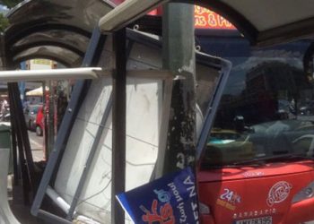 Πανικός στο Σύνταγμα: Λεωφορείο έπεσε πάνω σε στάση