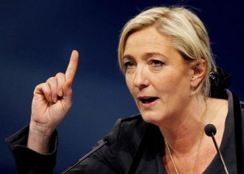 Ле Пен лидирует на выборах президента после подсчета половины голосов