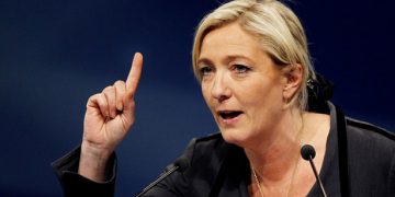 Ле Пен лидирует на выборах президента после подсчета половины голосов