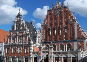 Ένα βήμα πιο κοντά στην Ευρωζώνη η Λετονία