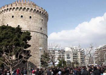 Έκτακτο: Νεαρός απειλεί να ανατιναχθεί στον Λευκό Πύργο!