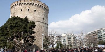 Έκτακτο: Νεαρός απειλεί να ανατιναχθεί στον Λευκό Πύργο!