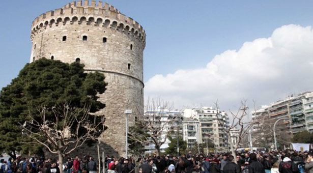 Έκτακτο: Νεαρός απειλεί να ανατιναχθεί στον Λευκό Πύργο!