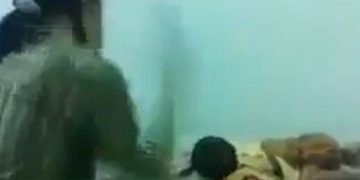 Σοκαριστικό βίντεο! «Μάνα» χτυπάει αλύπητα το παιδί της μπροστά στην κάμερα