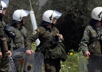 Αστυνομικοί εναντίον ΜΑΤ έξω από το Μαξίμου