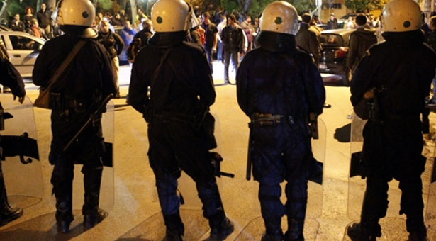 Σε σωματικό έλεγχο θα υποβάλλονται πλέον όσοι περνούν πεζή από το Μέγαρο Μαξίμου