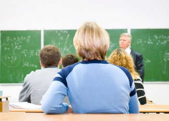 Δάσκαλος έβαλε τους μαθητές να χαστουκίσουν συμμαθητή τους
