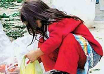 Σοκ: Μαθήτρια τρώει από τα σκουπίδια σχολείου!