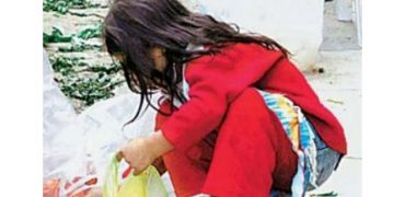 Σοκ: Μαθήτρια τρώει από τα σκουπίδια σχολείου!