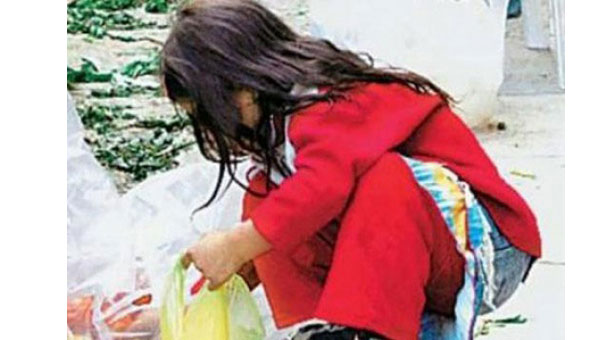 Σοκ: Μαθήτρια τρώει από τα σκουπίδια σχολείου!
