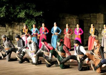 Ο σύλλογος που κάνει μαθήματα ποντιακών χορών με ζωντανή μουσική - Πρόγραμμα μαθημάτων