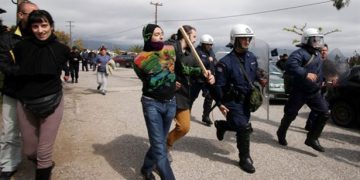 Μεσολόγγι: Ο Σαλμάς παρέσυρε πεζούς με το ΙΧ του