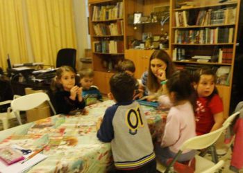 Τα μικρά Ποντιόπουλα στο καλλιτεχνικό εργαστήρι στη Μεταμόρφωση