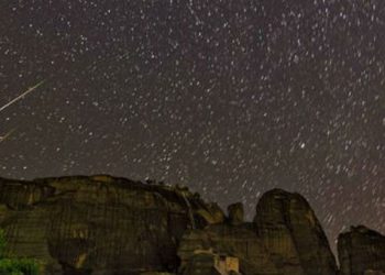 Περσείδες στα Μετέωρα: Η φωτογραφία της NASA σε όλο τον κόσμο