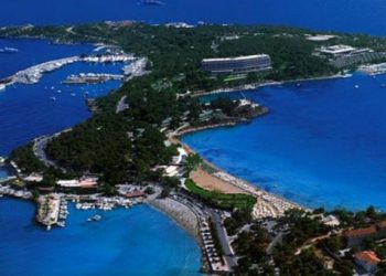 Η μάχη των μνηστήρων για το Μικρό Καβούρι