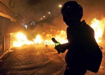 Μολότοφ και πέτρες στα Εξάρχεια – Επεισόδια έξω από τη ΓΑΔΑ