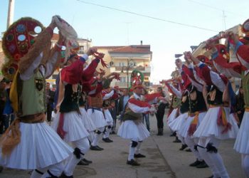 Ενθουσίασαν το Άργος Ορεστικού οι Μωμόγεροι! Βίντεο