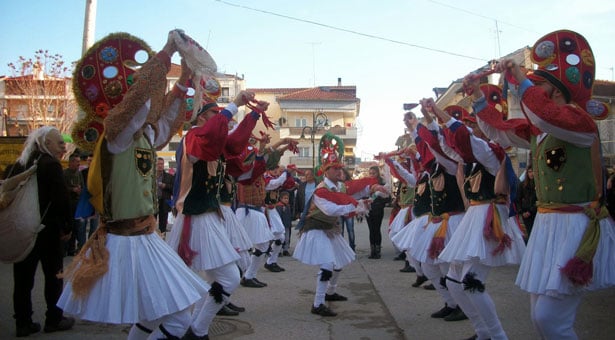 Ενθουσίασαν το Άργος Ορεστικού οι Μωμόγεροι! Βίντεο