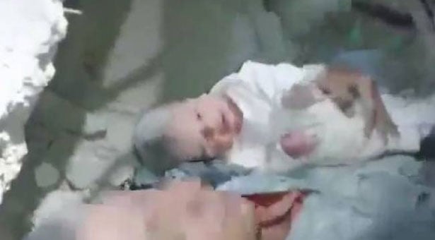 Ύμνος στη ζωή - Η στιγμή που βρέφος απεγκλωβίζεται από τα συντρίμμια