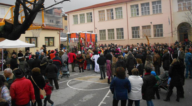 Τρικούβερτο αποκριάτικο γλέντι από την Εύξεινο Λέσχη Νάουσας
