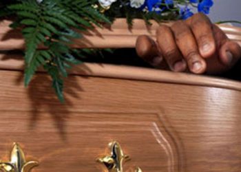 Νεκρός ζωντάνεψε την ώρα που τον κήδευαν