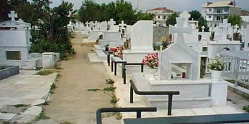 Άστεγος κοιμόταν σε νεκροταφείο