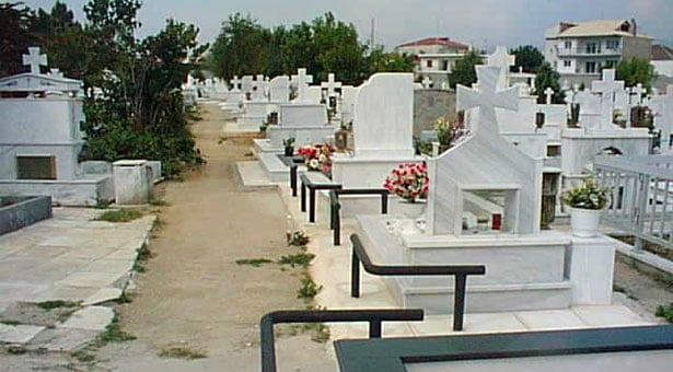 Άστεγος κοιμόταν σε νεκροταφείο