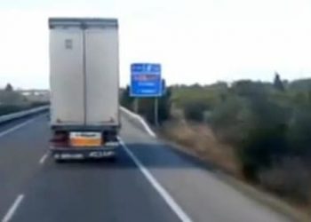 Ο αέρας σήκωσε νταλίκα στις δύο ρόδες! Απίστευτο βίντεο