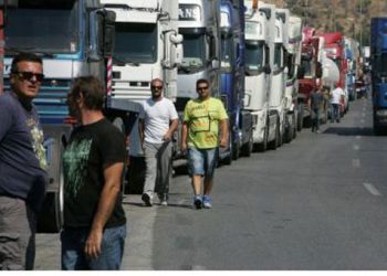 Έλληνες αυτοκινητιστές εγκλωβισμένοι σε ιταλικό λιμάνι