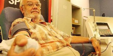 Ο άνδρας που έσωσε με το αίμα του 2 εκατομμύρια παιδιά
