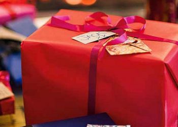 Μαζεύουν παιχνίδια στην πλατεία Αριστοτέλους