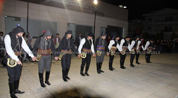 Μικρά παιδιά τίμησαν την Γενοκτονία των Ποντίων στην Παλλήνη. Βίντεο