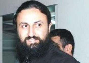 Ο παπα - ροκάς πέταξε τα ράσα