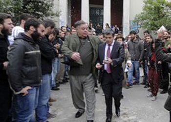 Πέταξαν καφέδες στον υφυπουργό Παιδείας